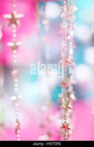 Golden Star decorazione di Natale contro colorato sfondo sfocato Foto Stock