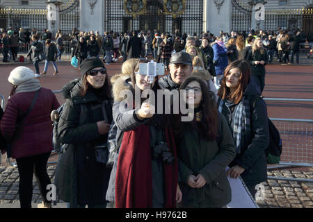 I turisti fuori Buckingham palace London Inghilterra England Foto Stock