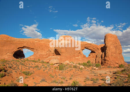 Famoso il sud e il nord di finestra nel Parco Nazionale di Arches, Utah, Stati Uniti d'America Foto Stock