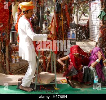 Om Banna (Bullet Bana) aria aperta indù santuario in NW India alla divinità locale in forma di Enfield Bullet detto moto per proteggere i viaggiatori dopo 'miracolo' Foto Stock