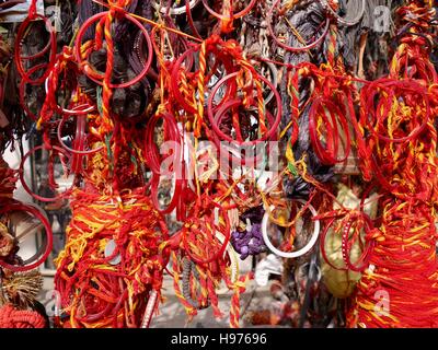 Om Banna (Bullet Bana) aria aperta indù santuario in NW India alla divinità locale in forma di Enfield Bullet detto moto per proteggere i viaggiatori dopo 'miracolo' Foto Stock