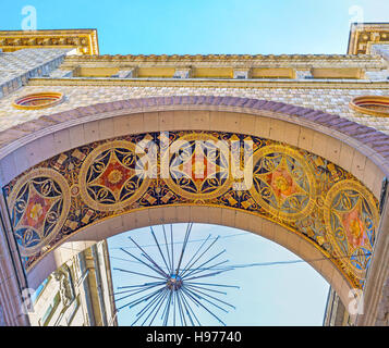 L'arco di passaggio su Khreshchatyk Avenue, il complesso architettonico in stile Impero stalinista, decorato con motivi su piastrelle smaltate, Kiev, Ucraina Foto Stock