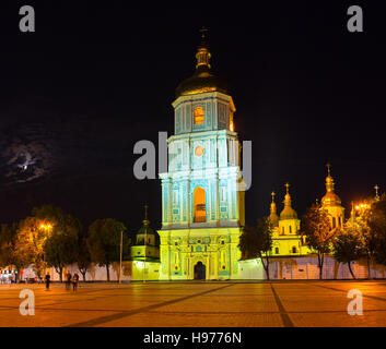 La vista serale di Piazza Sofievskaja con il campanile illuminato e le cupole della Cattedrale di Santa Sofia, Kiev, Ucraina. Foto Stock