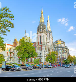 Le guglie gotiche della cattedrale cattolica romana di San Nicola, che funge anche da Casa Nazionale di organo e musica da camera, Kiev, Ucraina. Foto Stock