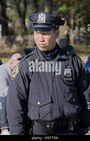 Un americano asiatico NYPD poliziotto di pattuglia di Washington Square Park nel Greenwich Village di New York City Foto Stock