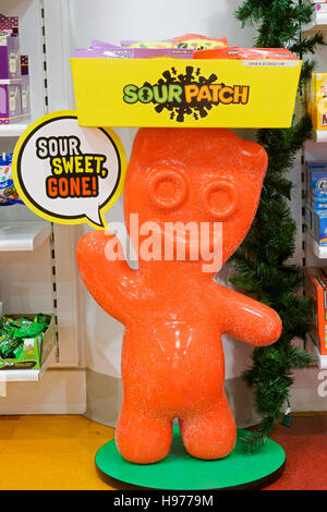 Un display per i Sour Patch Kids caramelle a It'szucchero a Broadway nel Greenwich Village di New York City Foto Stock