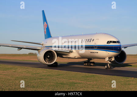 Lussemburgo Il Lussemburgo/Aprile 9, 2016: Boeing 777 dalla Cina meridionale di tassazione cargo presso l'aeroporto del Lussemburgo Foto Stock