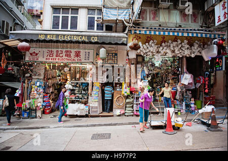 Hong Kong street scene, Wellington Road, con i negozi e la costruzione Foto Stock