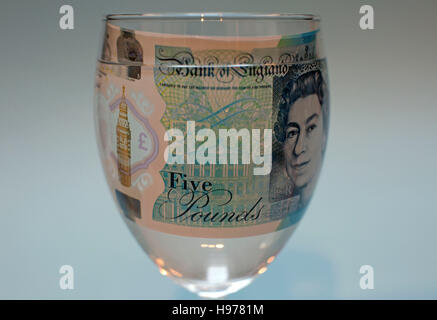 Nuovo polimero fiver pound nota in un bicchiere di acqua, Londra Foto Stock