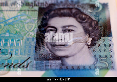 Nuovo polimero fiver pound nota con acqua goccia, Londra Foto Stock