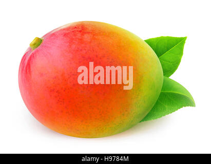 Isolate il mango. Un intero frutto di mango con foglie isolato su sfondo bianco con tracciato di ritaglio Foto Stock