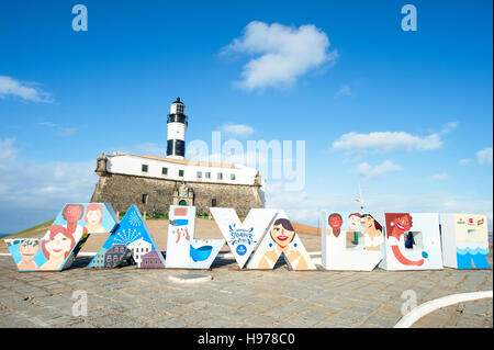 SALVADOR, Brasile - Febbraio 02, 2016: segno colorato si trova di fronte al Colonial Farol da Barra faro. Foto Stock