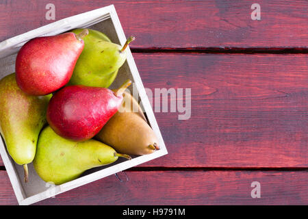 Contenitore quadrato riempito con vari tipi di materie pere sopra il tavolo con spazio di copia Foto Stock