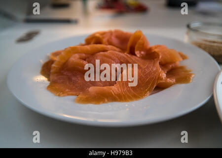 Fine filetto di salmone preparato per sushi su una piastra bianca Foto Stock