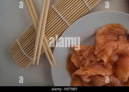 Fine filetto di salmone preparato per sushi su una piastra bianca Foto Stock