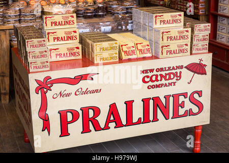 Praline sono esposti per la vendita su un tavolo in un negozio nel Quartiere Francese di New Orleans, in Louisiana. Foto Stock