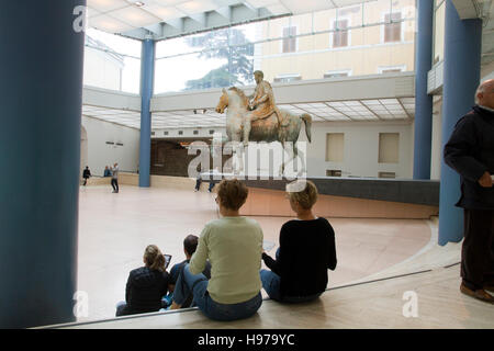 I turisti che cercano l'imperatore Marco Aurelio a cavallo roma, Italia, Musei Capitolini, musei capitolini, patrimonio d'arte punto di riferimento Foto Stock