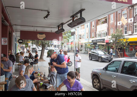 Bondi Beach Cafe che serve drink e pasti, Sydney, Australia Foto Stock