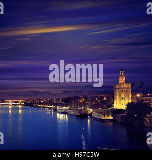 Siviglia skyline tramonto Torre del Oro a Siviglia Andalusia Spagna Foto Stock