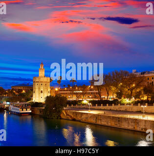 Siviglia skyline tramonto Torre del Oro a Siviglia Andalusia Spagna Foto Stock