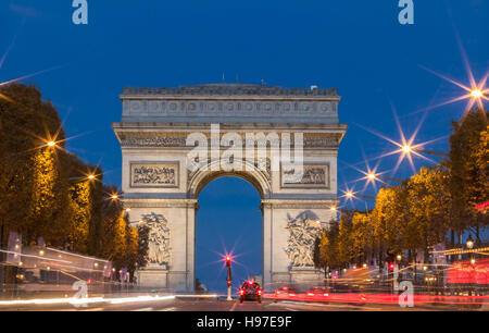 L'Arco Trionfale è uno dei monumenti più visitati di Parigi.it onori coloro che morirono e combattuto per la Francia. Foto Stock