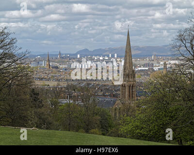 Vista aerea di Glasgow da queens park che mostra il nord ovest della città con il Campsie Hills in background Foto Stock