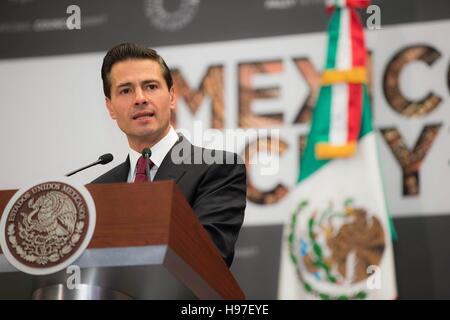 Il Presidente messicano Enrique Peña Nieto risolve la cerimonia di apertura della ventunesima Annual Paley Media International Vertice del Consiglio di novembre 17, 2016 a Città del Messico. Foto Stock