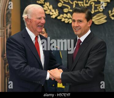 Il Presidente messicano Enrique Peña Nieto saluta ex U.S. Il segretario di Stato James A. Baker III, durante il ricevimento di apertura per la ventunesima edizione del Paley Media International Vertice del Consiglio di novembre 17, 2016 a Città del Messico. Foto Stock