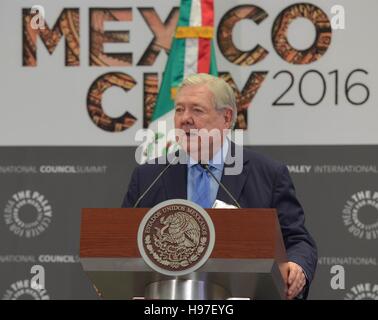 Frank Bennack, Jr., Presidente, il Paley Center per gli indirizzi dei media alla sessione di apertura della ventunesima Annual Paley Media International Vertice del Consiglio di novembre 17, 2016 a Città del Messico. Foto Stock