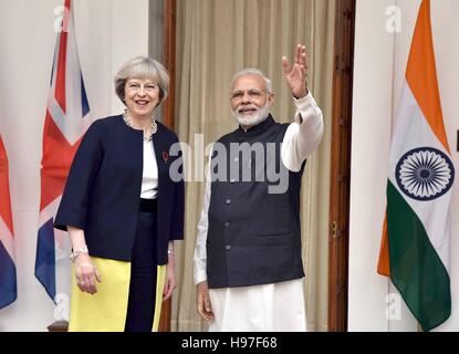 Primo Ministro indiano Narendra Modi con il Primo Ministro britannico Theresa Maggio prima del loro incontro bilaterale a Hyderabad House Novembre 7, 2016 a New Delhi, India. Foto Stock