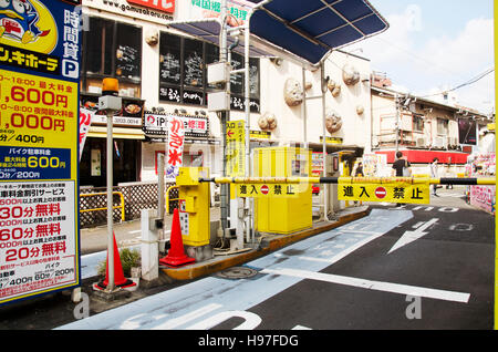 Porta di barriera di ingresso e uscita del parcheggio auto per il popolo giapponese affitto posto per arrestare e deposito auto in città a Shinjuku city il 19 ottobre 2016 Foto Stock