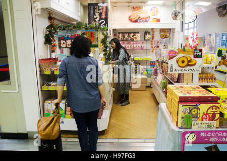 Il popolo giapponese vende snack e cibo per tailandese donne nel negozio di souvenir shop a stazione di Kawagoe Saitama in città di Kanto il 19 ottobre 2016 a Saitama, Giappone Foto Stock