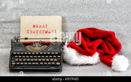 Vecchia macchina da scrivere con Red Hat e testo campione Buon Natale. In stile retrò foto Foto Stock