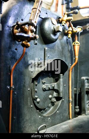 Locomotiva a vapore caldaia closeup, tubi e valvole Foto Stock