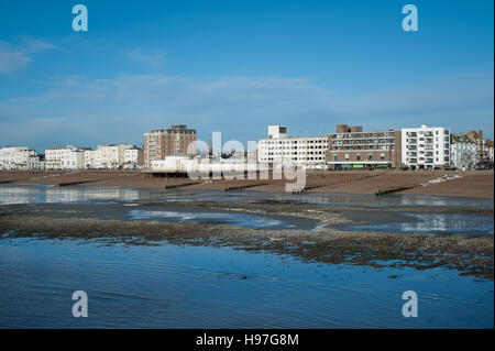 La spiaggia e il lungomare su una soleggiata giornata autunnale durante la bassa marea a Worthing West Sussex, in Inghilterra. Foto Stock