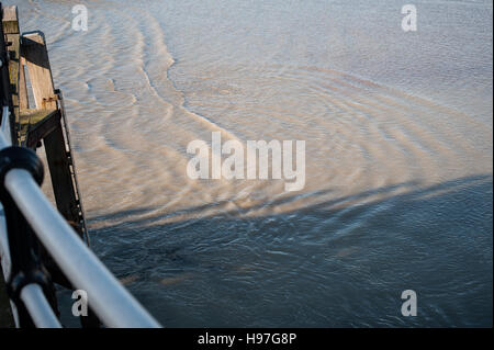 La marea sul lungomare a Worthing West Sussex, in Inghilterra. Foto Stock