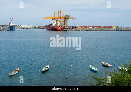 Le Port, isola di Reunion, Francia - 11 maggio 2003: il porto industriale di isola di Reunion in Francia Foto Stock