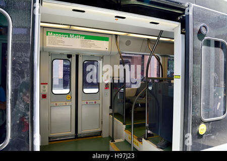 Guardare all'interno di Phoenix in Arizona light rail metro tram. Finestre che guardano opaca da fuori sono considerati come controllo solare, può vedere fuori non appena a. Foto Stock