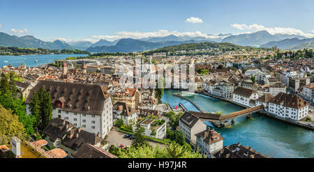 Vista sul centro storico di Lucerna verso il lago di Lucerna, Svizzera Foto Stock