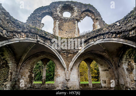 Abbazia di Waverley, le rovine del primo monastero cistercense in Inghilterra, Farnham, Surrey, Regno Unito Foto Stock
