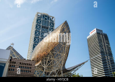 Scultura di pesce e gli edifici moderni a Port Olímpic Marina, Barcelona, Catalogna, Spagna. Foto Stock