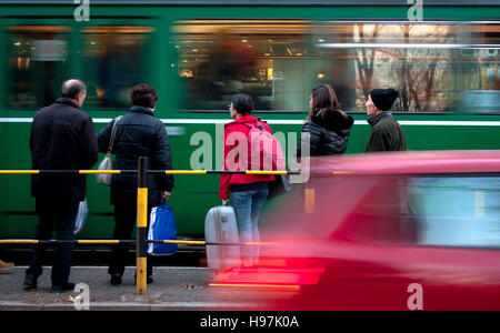 Belgrado, Serbia - Novembre 18, 2016: Tram che arrivano a una fermata del tram e persone in attesa di bordo, sfocatura del movimento Foto Stock