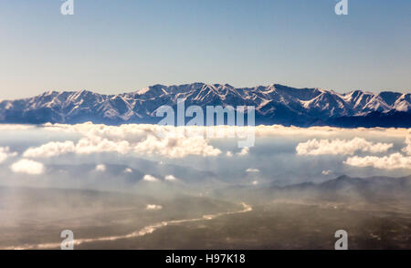 Double up vista dal piano su montagne e una massa al di sotto del livello del cloud Foto Stock