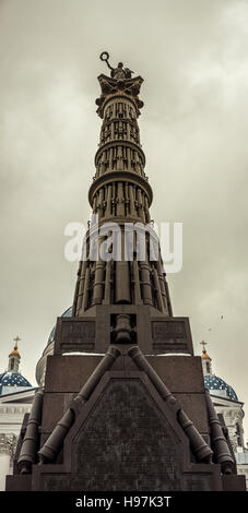 San Pietroburgo Russia 24 Febbraio 2016: Colonna di gloria monumento davanti della Santissima Trinità nella cattedrale di San Pietroburgo Russia Foto Stock