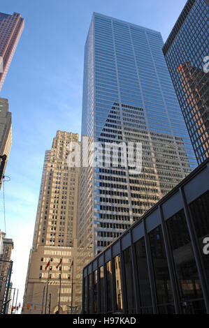 Grattacielo nel centro cittadino di Toronto e il quartiere finanziario La riflessione nella costruzione sotto il cielo blu. Foto Stock