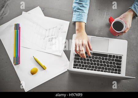 Vista superiore dell'architetto donna che lavorano al computer in ufficio Foto Stock