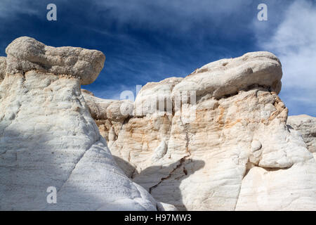 Argilla bianca e di arenaria hoodoos sollevarsi contro il cielo in miniere di vernice Interpretive parco vicino Calhan, Colorado, Stati Uniti d'America. Foto Stock