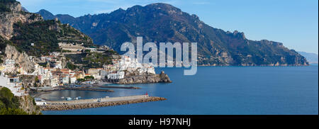 Amalfi Coast panorama, provincia di Salerno, Italia. Tutte le persone sono sconosciute. Foto Stock