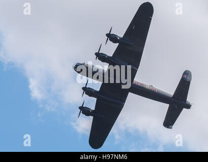 Avro Lancaster dalla Battaglia di Bretagna Memorial volo (BBMF) battenti durante una esibizione aerea. Foto Stock