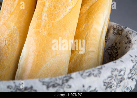 Cestino con pane francese (baguette) Foto Stock